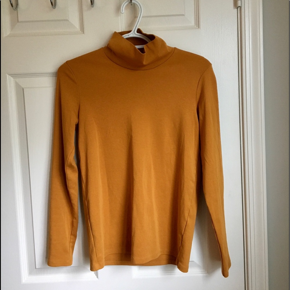 NWOT UNIQLO Mustard yellow turtleneck